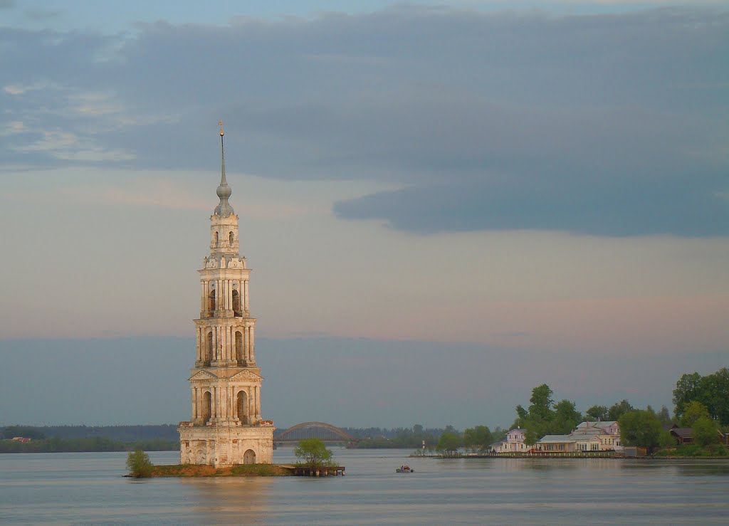 Eglise saint nicolas de Jobnia immergée sur la volga, Kaliazine, Russie