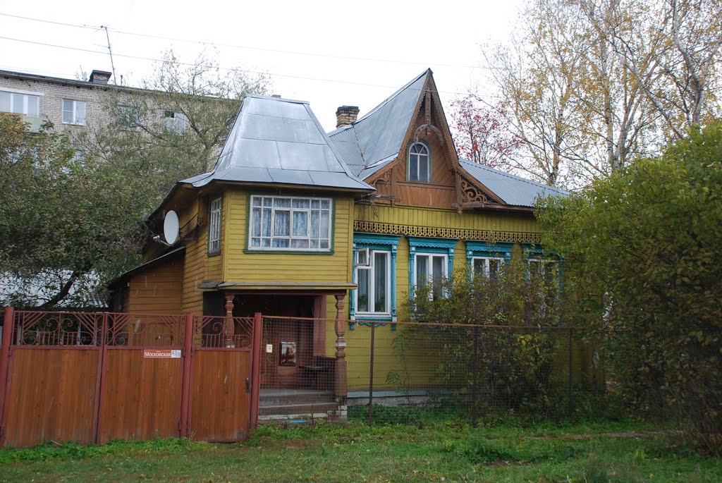 Кимры. Деревянный дом с крыльцом на столбах на Московской ул.