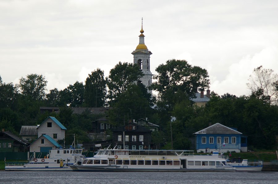 Вид на теплоход "Москва-64" (проект Р-51), Заречье / View of motor-ship "Moskva-64" and Zarechie district (26/08/2007)