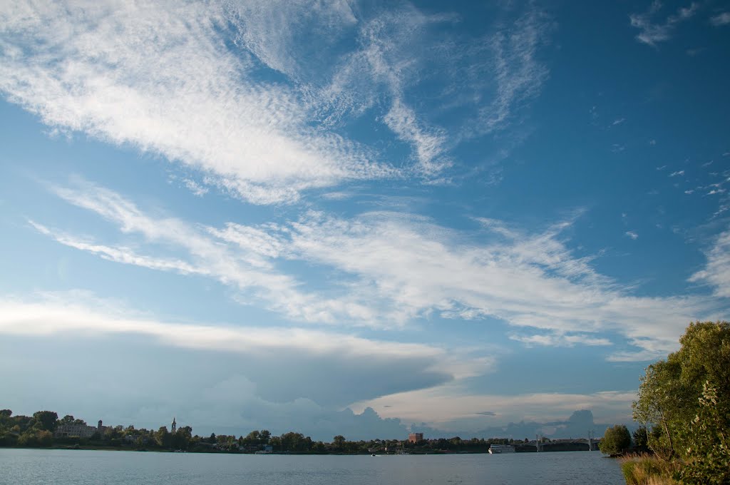 Kimry. The sky above the Volga