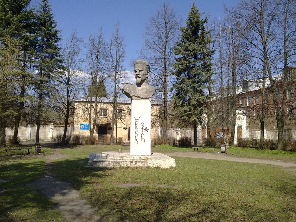 Бюст перед фаянсовым заводом