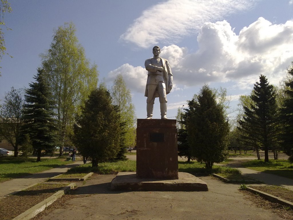Памятник Порфирию Петровичу Конакову перед вокзалом
