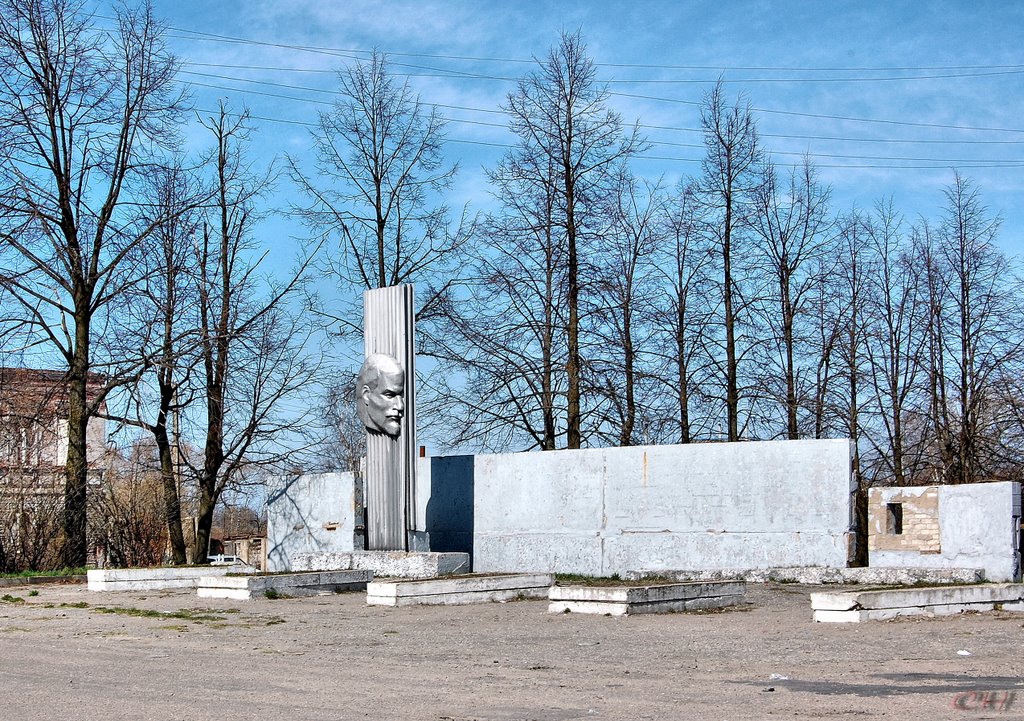 Красный холм. На пл. Советской стела с Лениным