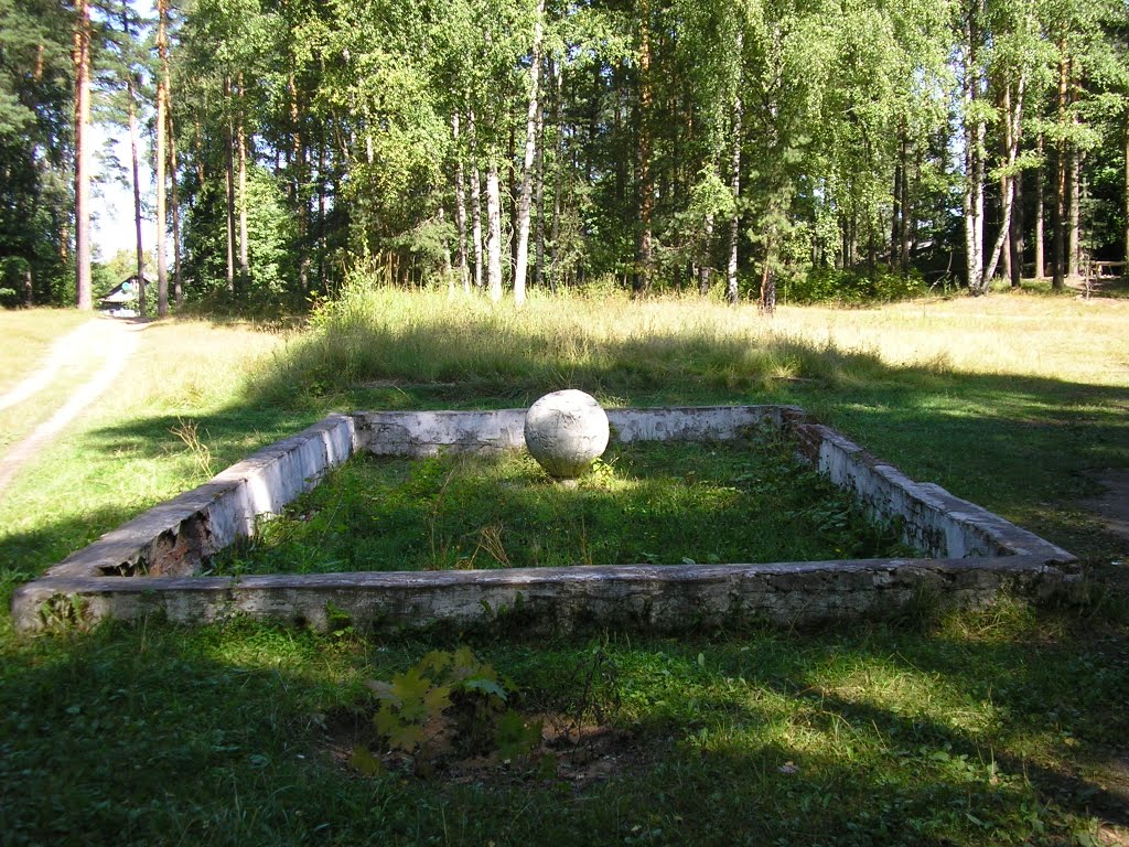 Старый фонтан в парке, Максатиха, 2009___ Garden, old fountain, Maksatikha