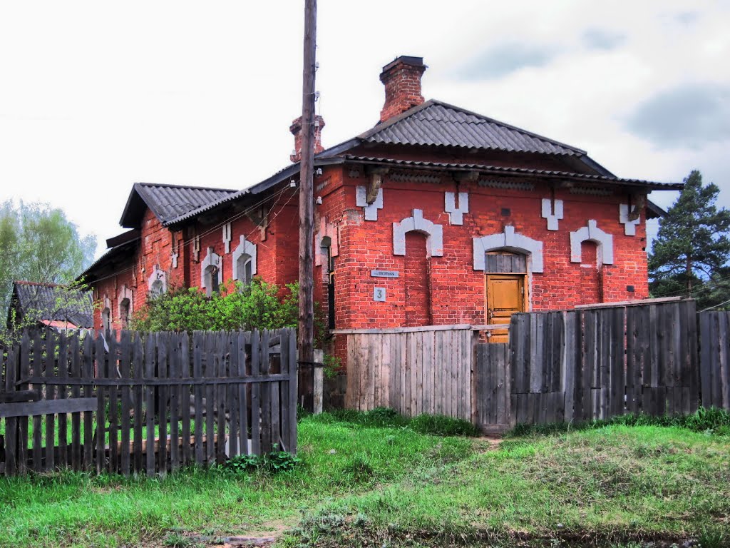 Старинное здание возле вокзала