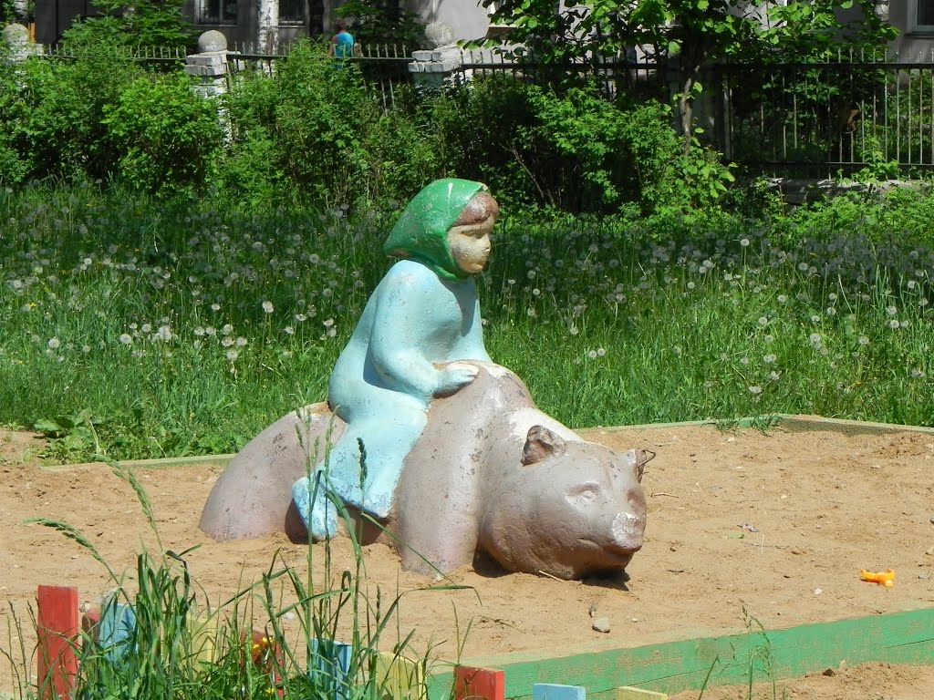 Девочка на Медведь-свинье.