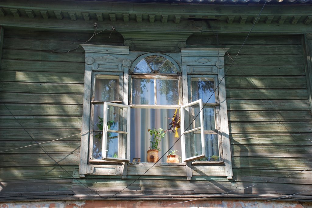 Осташков. Наличник окна старинного дома.