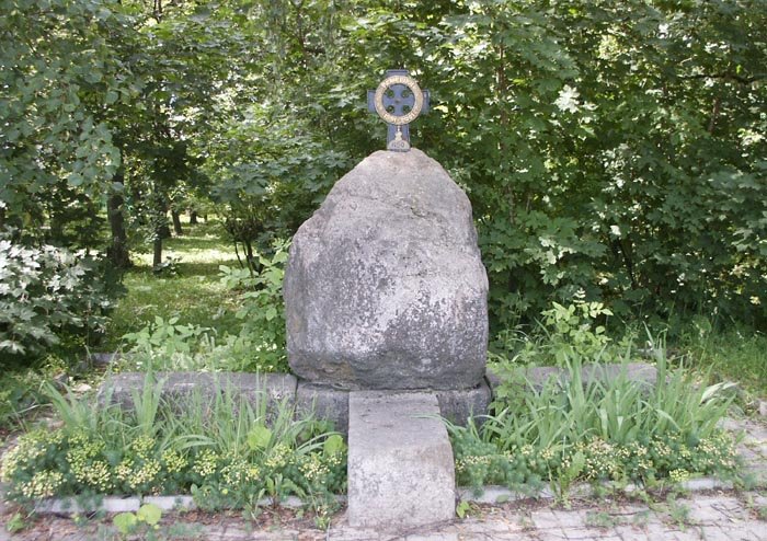 Памятный знак в честь 450-летия Рамешек (общий вид)