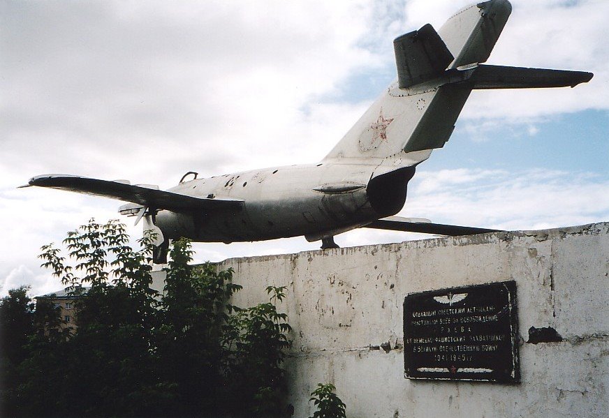 Памятник летчикам на склоне реки Холынки  /  Pilots Monument on a Holynka River Slope
