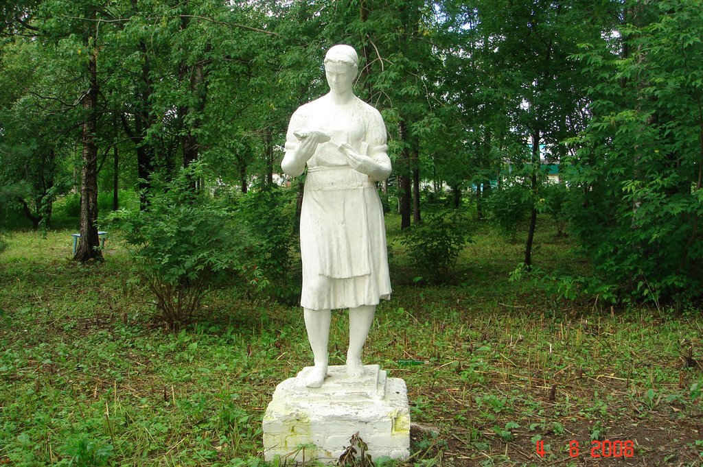 Сонково, колхозица (статуя)