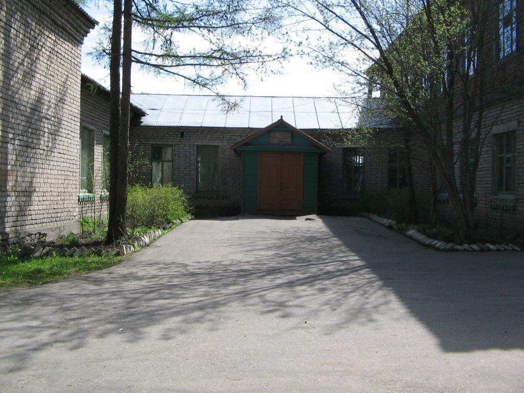 Вход в Сонковскую среднюю школу