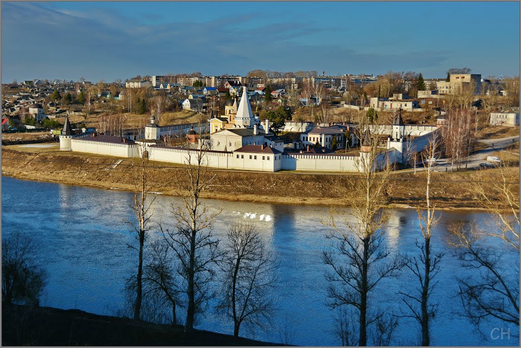 Старица. Вид с городища на монастырь