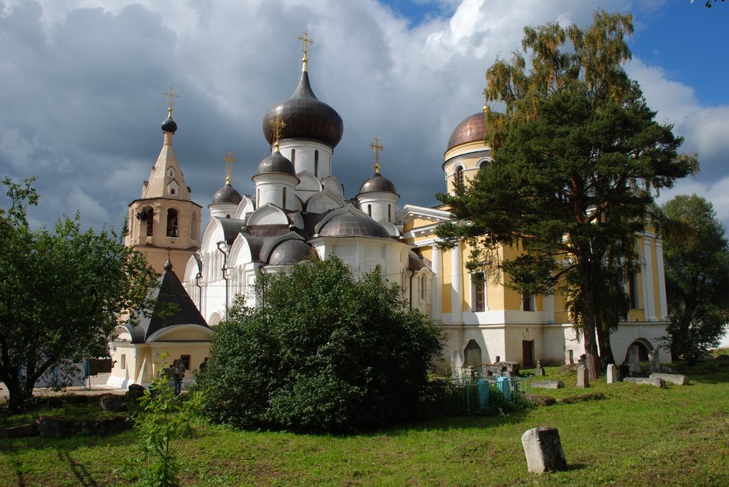 Старица. Центральная группа сооружений Успенского монастыря.