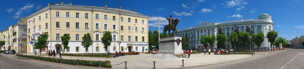 памятник Михаилу Тверскому на Советской площади