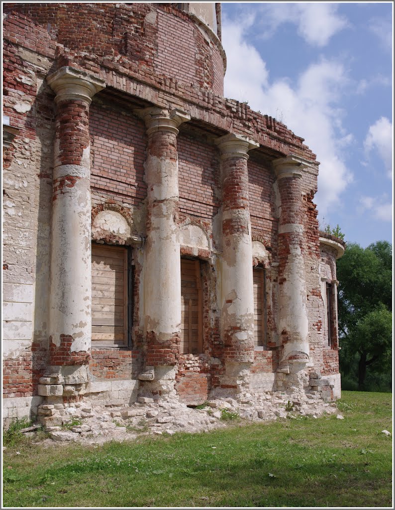 Торжок. Колонны Покровской церкви. 07.2012.
