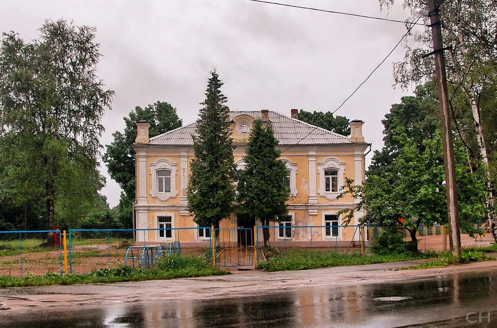 Торопец. Бывш. начальняя школа
