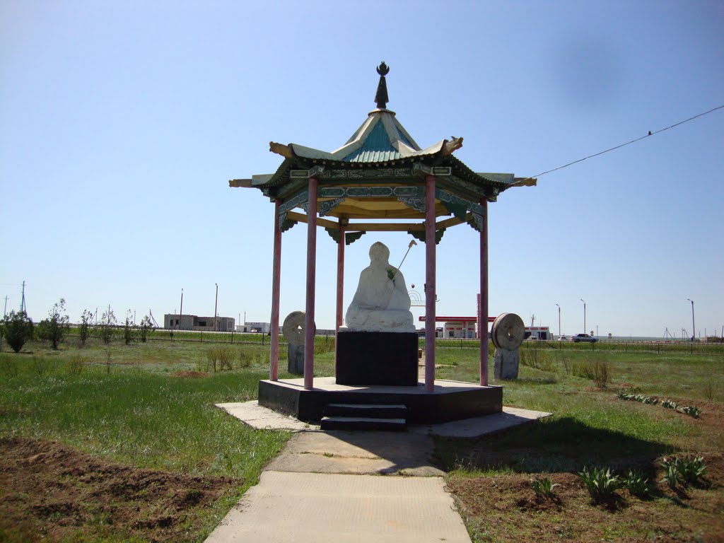 Белый старец и мраморные круги с отверстиями.