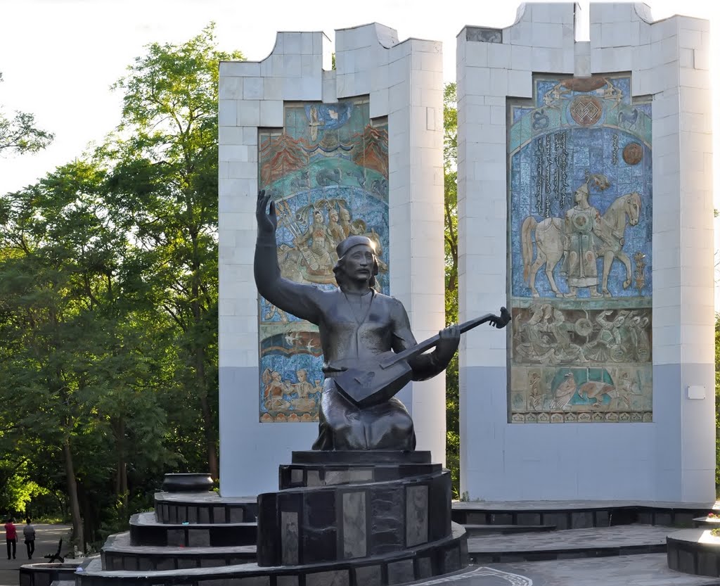 Памятник, посвящённый сказителям-джангарчи, воспевающих эпос «Джангар»