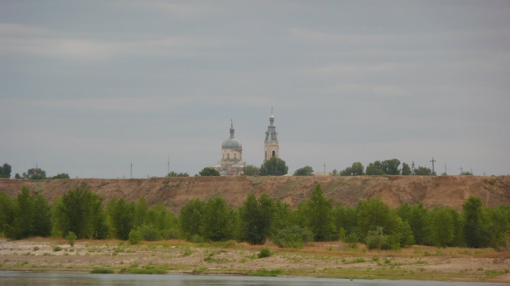 Вид на церковь с Волги