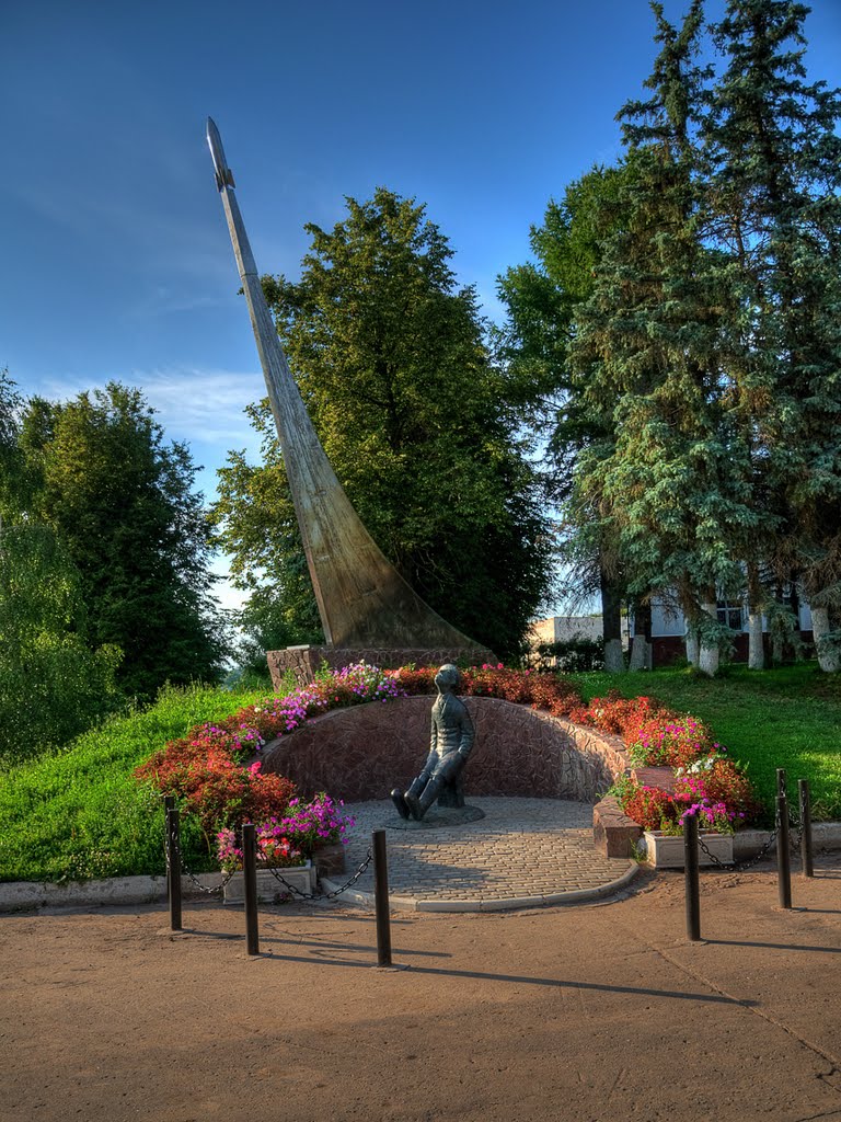 Памятник Циолковскому / Tsiolkovsky monument in the town of Borovsk.