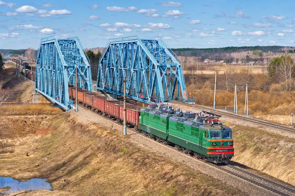 Electric locomotive VL80T-777 with freight train/ Электровоз ВЛ80Т-777 с грузовым поездом на мосту через р. Жиздра, 19/04/2011