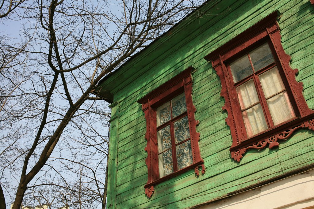 тих и таинственнен дом, с крайним заветным окном...