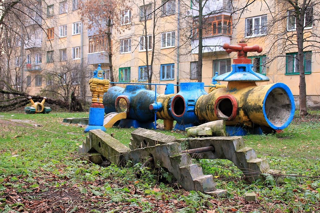 Суровая детская площадка