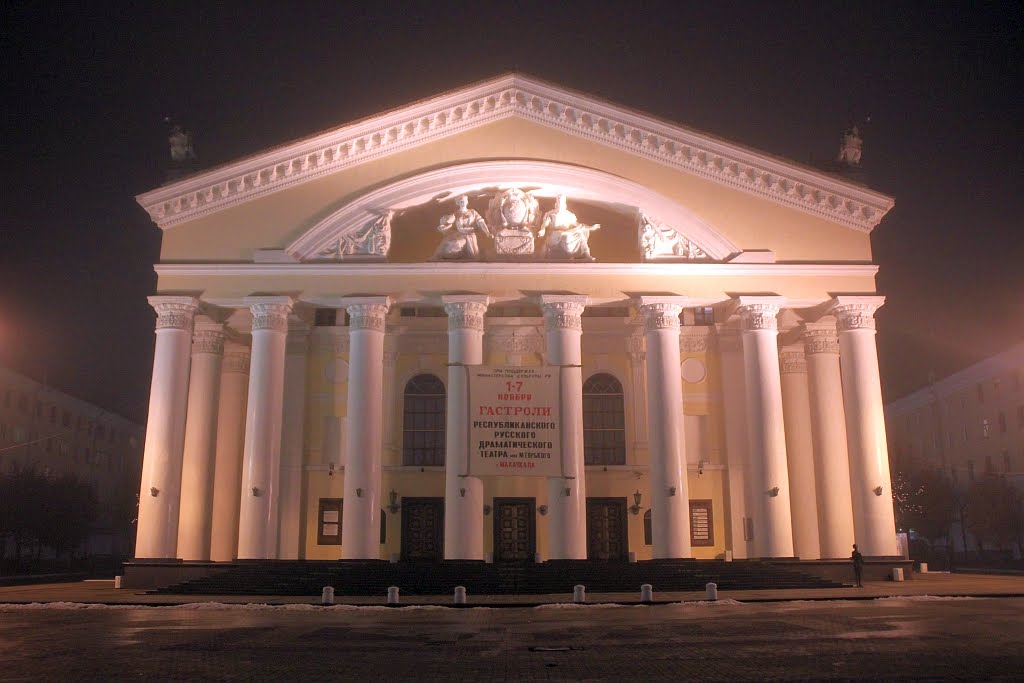 Театр в туманной ночи