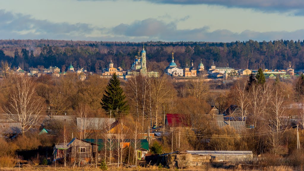 Там Оптина пустынь, а здесь живут люди./There Optina Pustyn, and people live here.