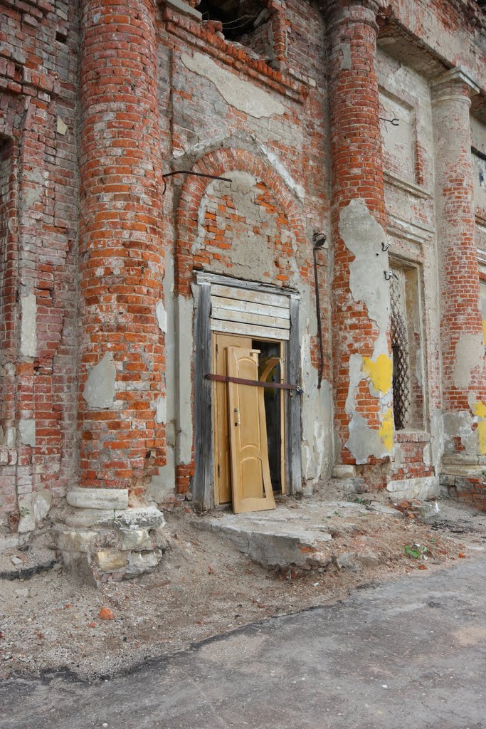 Такие двери запирать бесполезно.