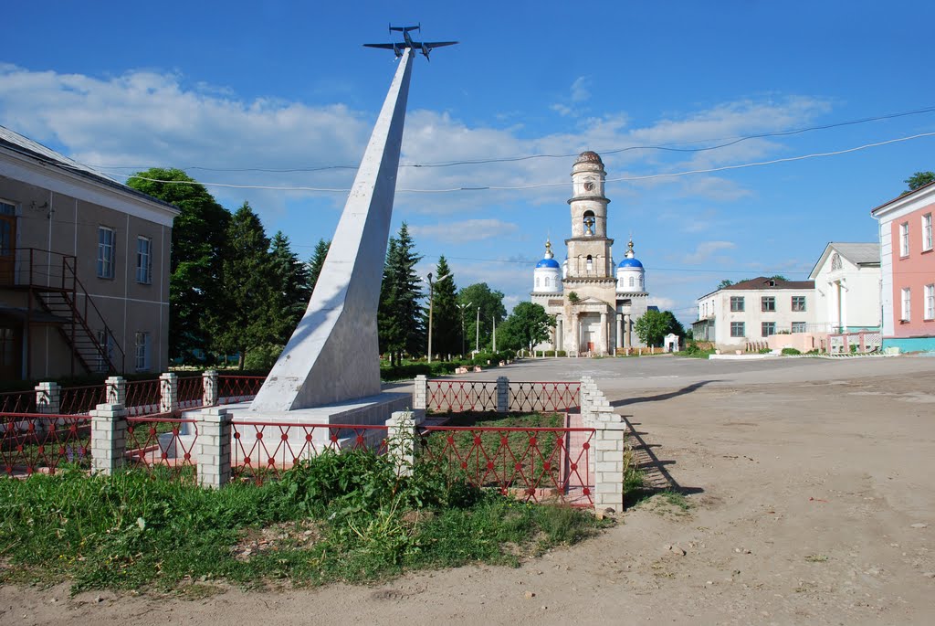 Мещовск. Памятник авиаторам на городской площади