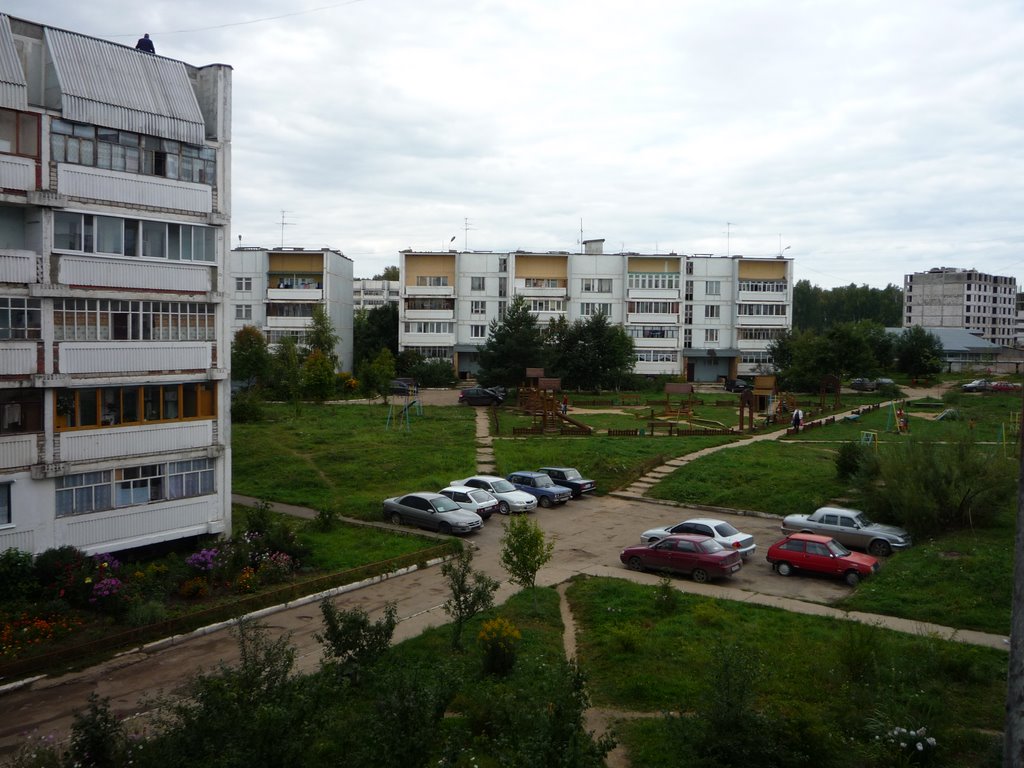 Таруса. Вид на детскую площадку, микрорайон "Курган".