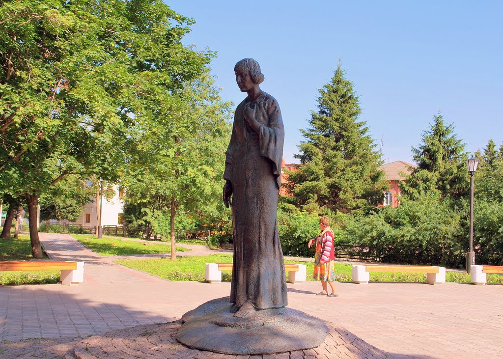 Таруса. Памятник Марине Цветаевой. Tarusa. Monument to Marina Tsvetaeva.