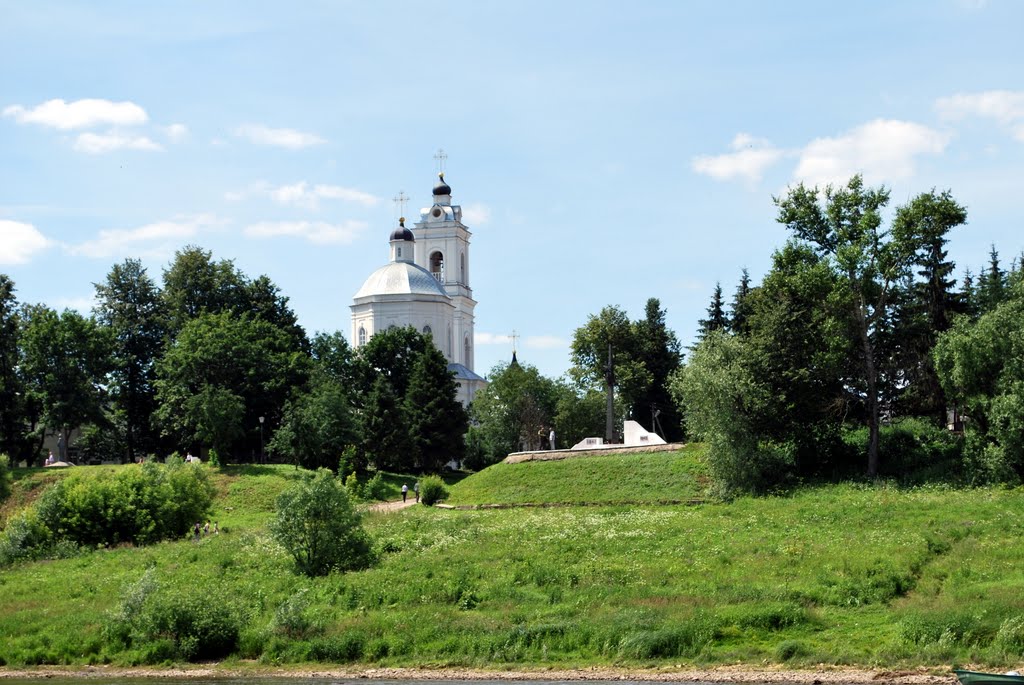 Таруса. Вид на собор Петра и Павла со стороны Оки. Tarusa. Type in the St. Peter and Paul by Oka.