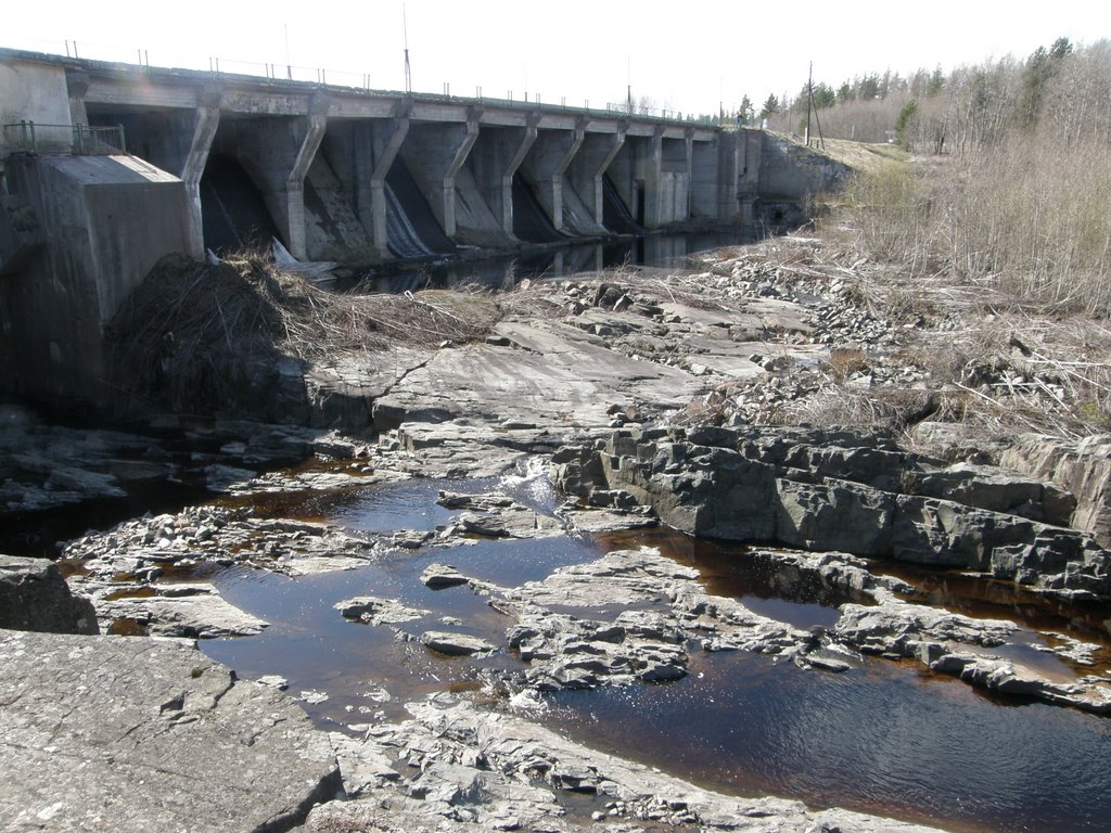 Старая плотина в поселке Гирвас