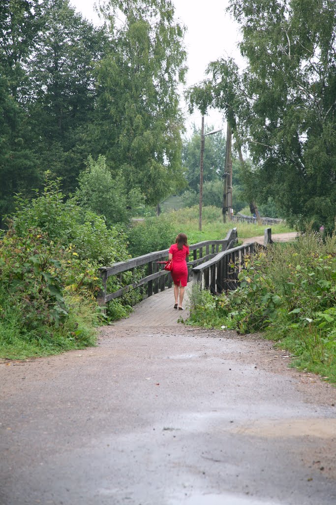 После дождя. Барышня в красном.