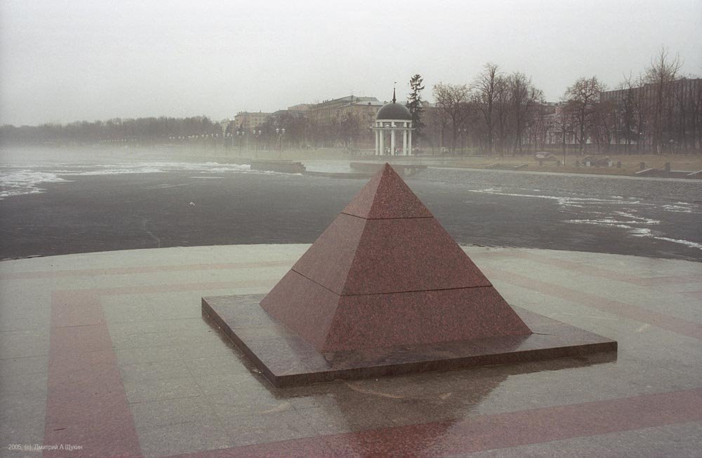 Пирамида на берегу Онежского озера / Pyramide at a shore of Onega lake (07/05/2005)