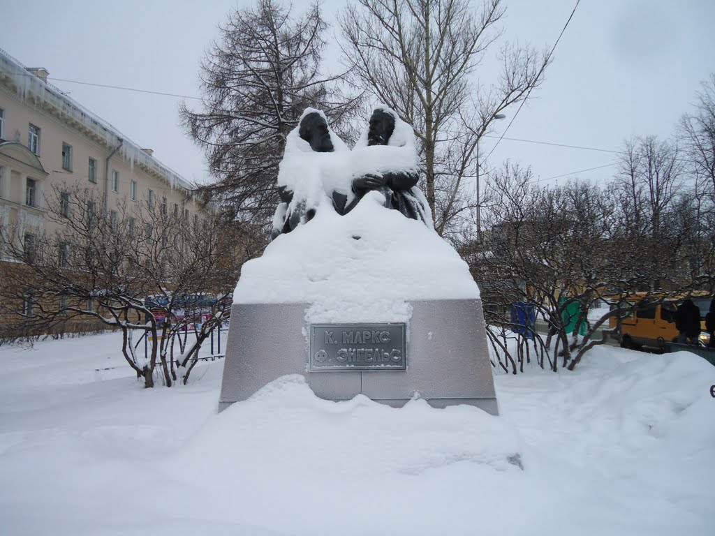 Памятник Карлу Марксу и Фридриху Энгельсу