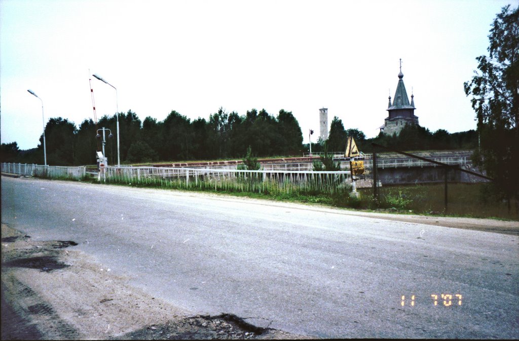 Повенец, деревянная церковь над шлюзом.