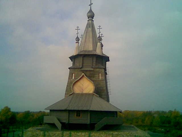 muistokirkko poventsa, kanavan laidalla.
