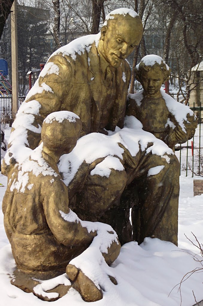 Белово. Ленин и дети. Возле Дома творчества (бывший Дом пионеров)