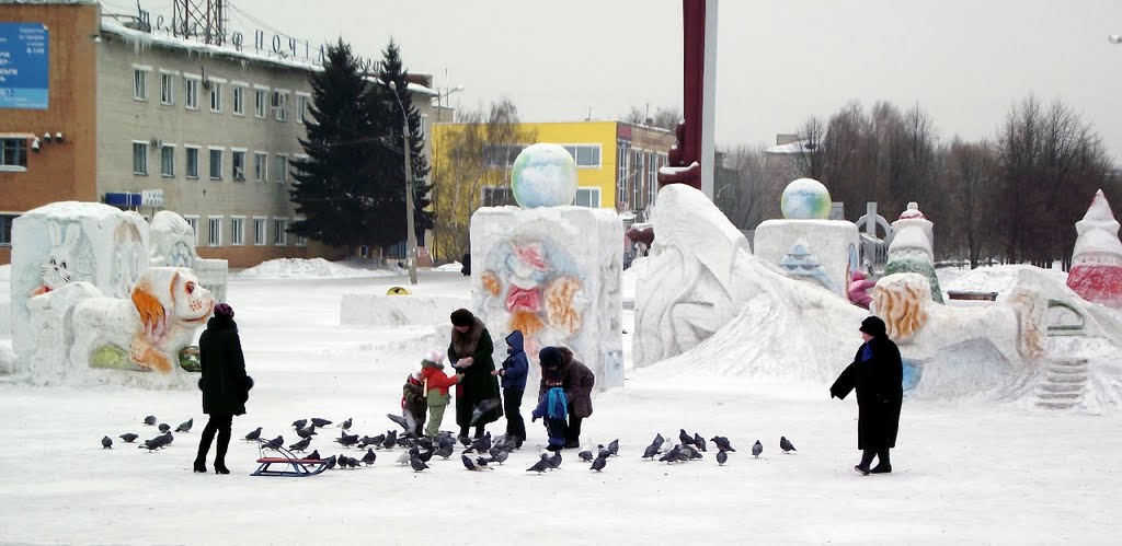 снежный городок, кормление голубей на площади г.Белово (03-02-2011)