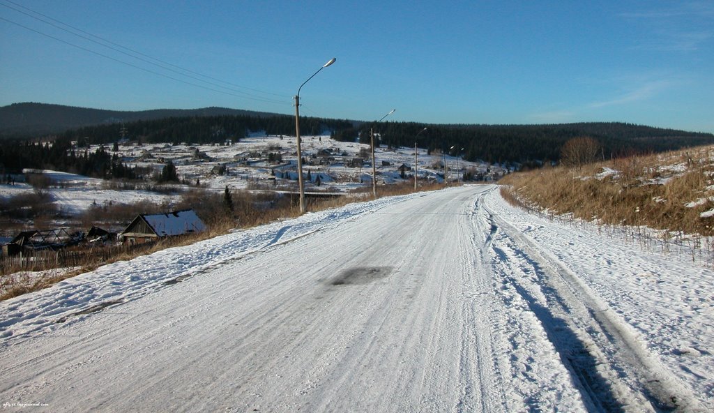 Дорога ведущая из посёлка-The road leading from the village
