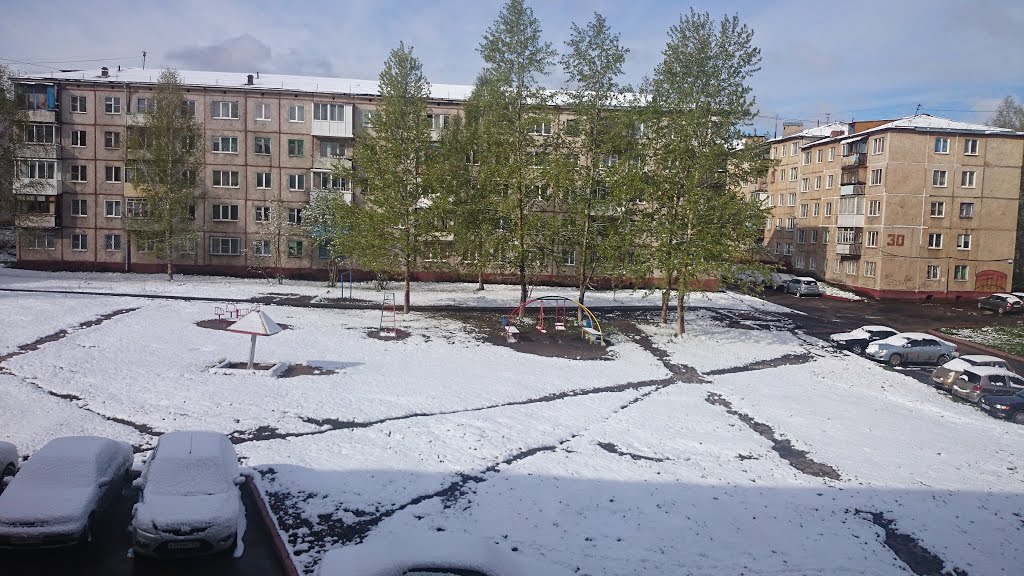 Днем было +18, утром посмотрел в окно, а там снег лежит. Я что лето проспал?!!