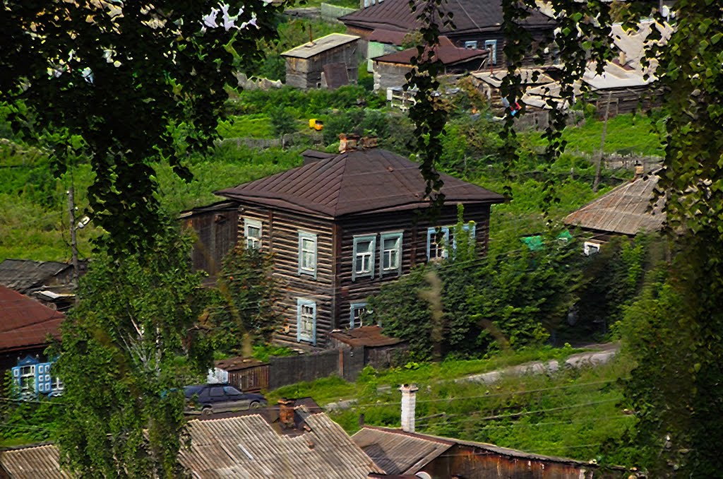 [авг13 ф-77] скатившиеся кирпичи после 19-06-2013 (Гурьевск)