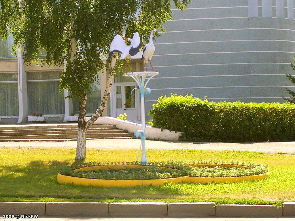 2009-08-02 Кемерово Скульптурная композиция Журавли возле областного ЗАГСа