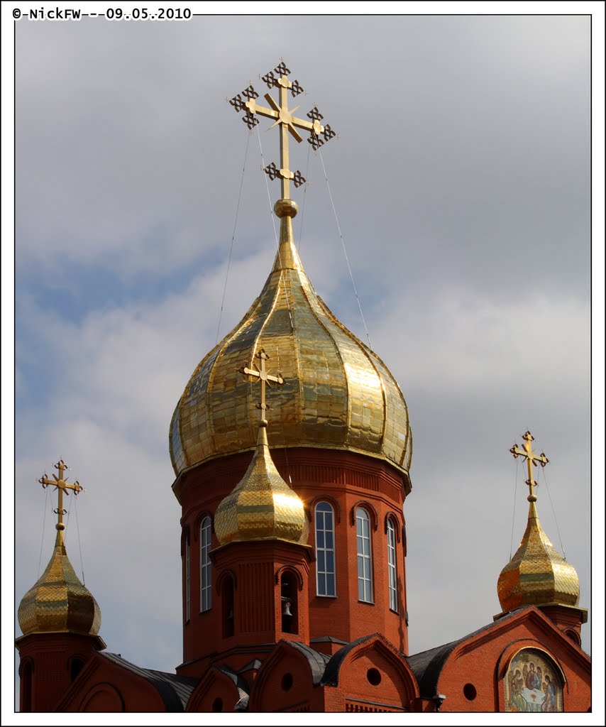 Вертикальная панорама куполов Знаменского собора (Кемерово 2010-05-09 - 3 кадра)