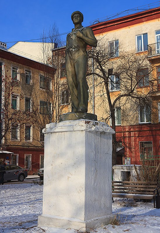 ул.Арочная: скульптура Рабочий; 25.11.2011