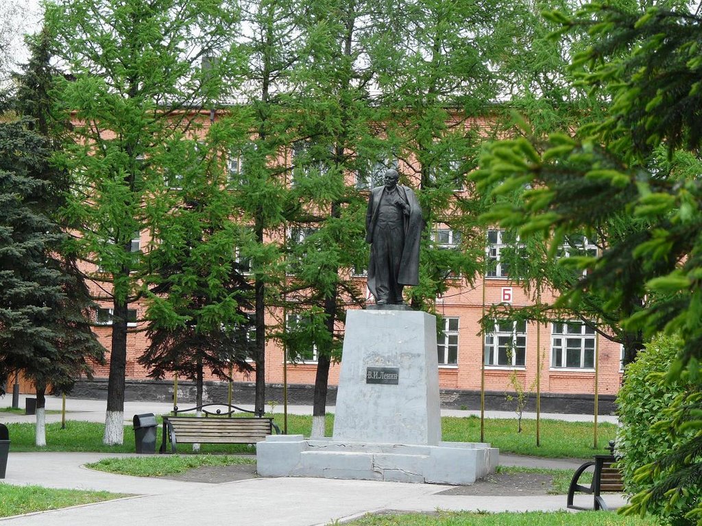 Памятник Ленину у школы №14
