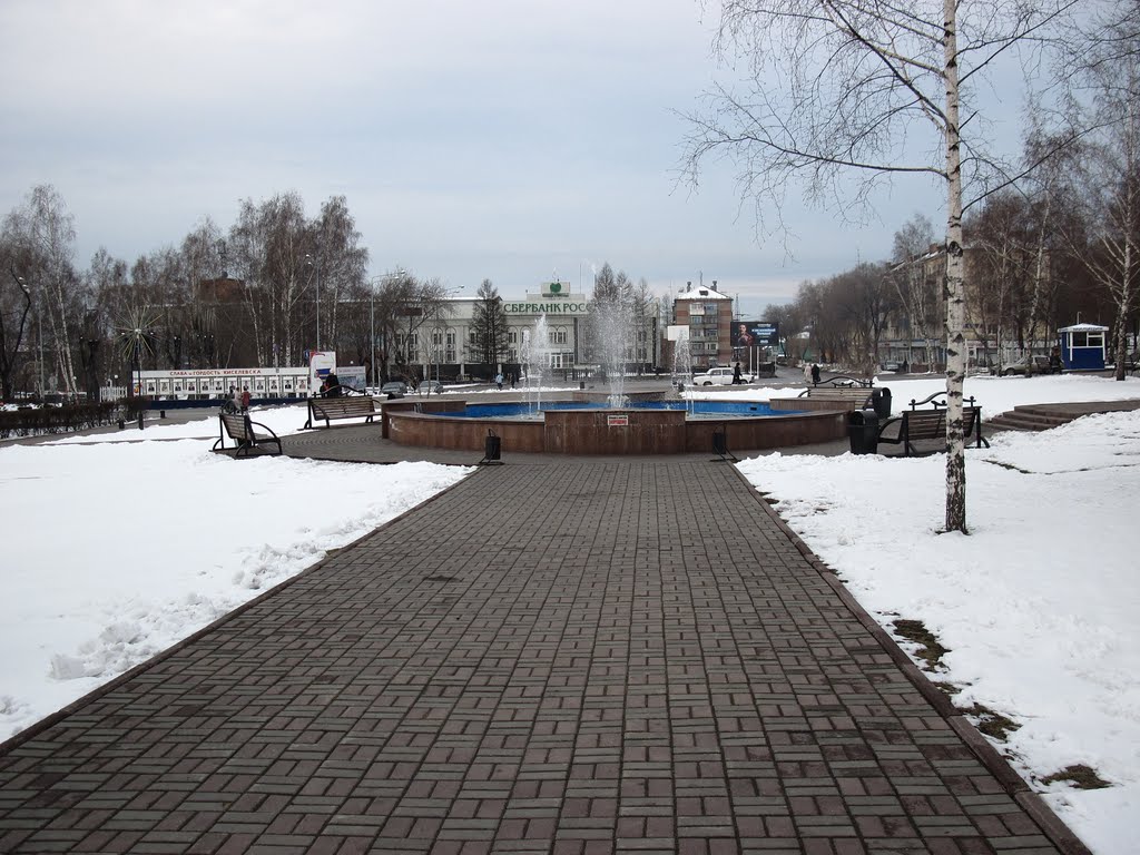 Майский снежок,но фонтан уже оттаял..